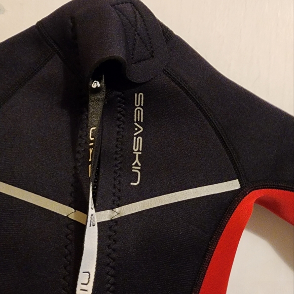Kids Wetsuit for Boys Black/Red Full Suit Back Zip Size 2 Neoprene Sea Skin - Picture 2 of 7